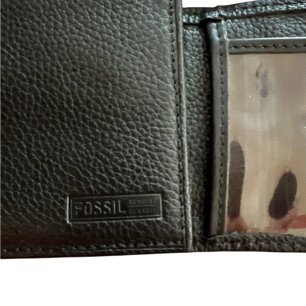 Fossil men’s genuine leather trifold wallet. New